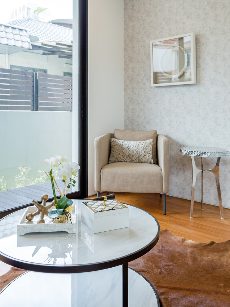 Modernes Wohnzimmer mit beiger Wandfarbe, braunem Holzboden und orangem Boden in Singapur