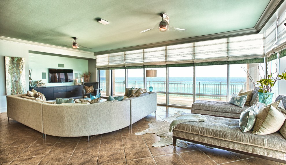 Immagine di un soggiorno costiero con pareti verdi e TV a parete