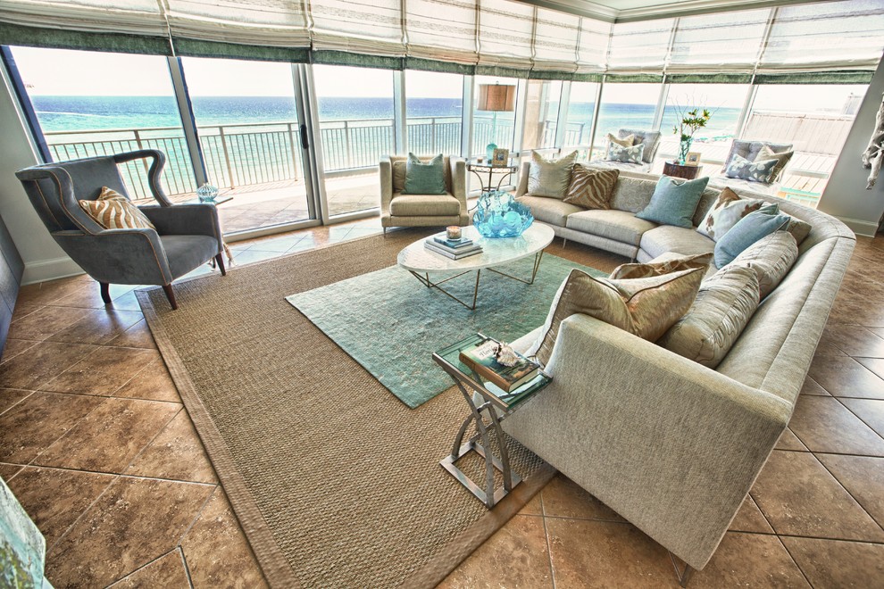 マイアミにある広いビーチスタイルのおしゃれなLDK (グレーの壁、セラミックタイルの床、壁掛け型テレビ) の写真