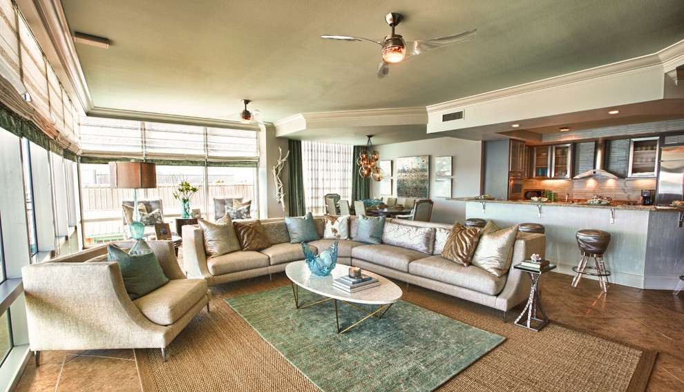 Стильный дизайн: большая открытая гостиная комната в морском стиле с серыми стенами, полом из керамической плитки и телевизором на стене - последний тренд