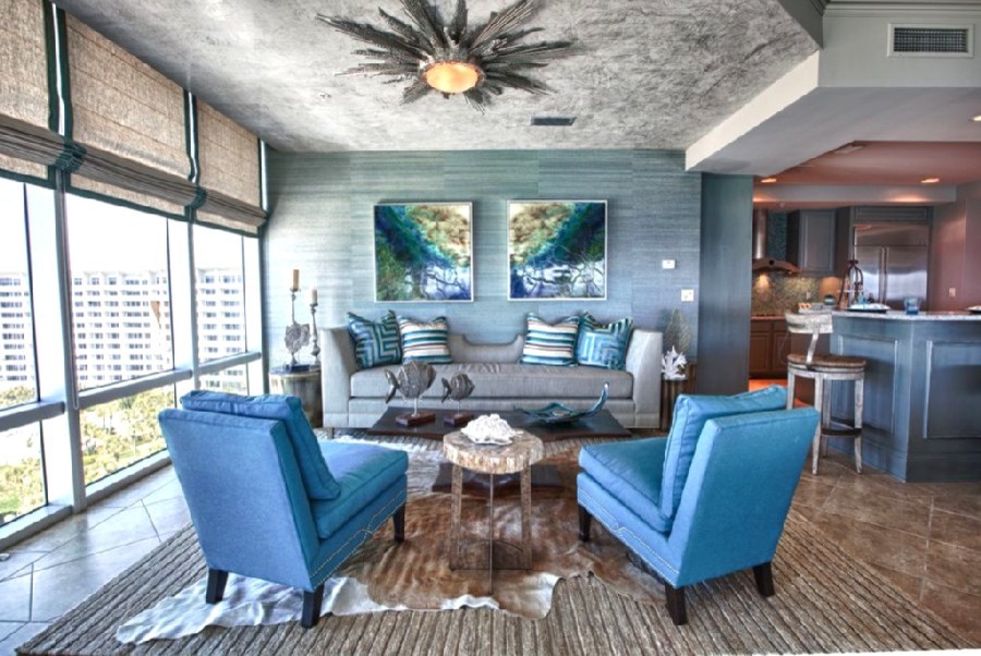 Cette image montre un grand salon design ouvert avec un mur bleu, un sol en carrelage de céramique et un téléviseur fixé au mur.
