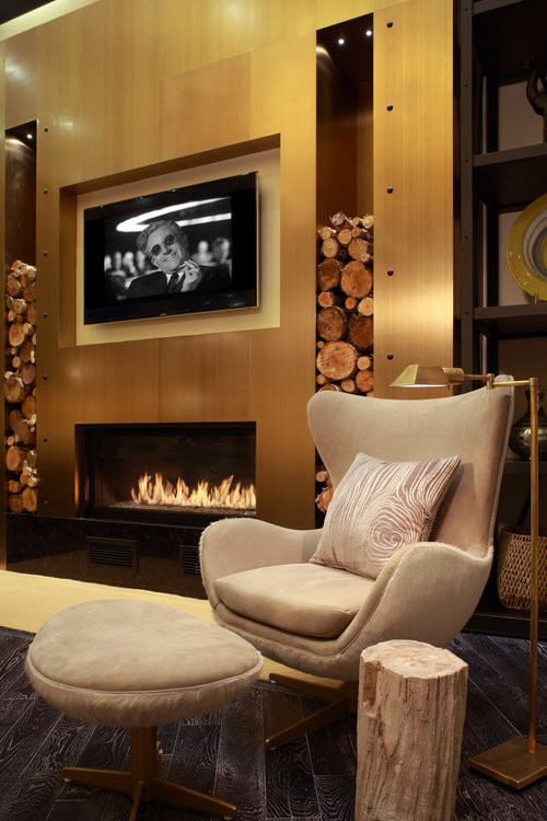 ニューヨークにある高級な中くらいなミッドセンチュリースタイルのおしゃれなLDK (ベージュの壁、塗装フローリング、標準型暖炉、金属の暖炉まわり、壁掛け型テレビ、グレーの床) の写真