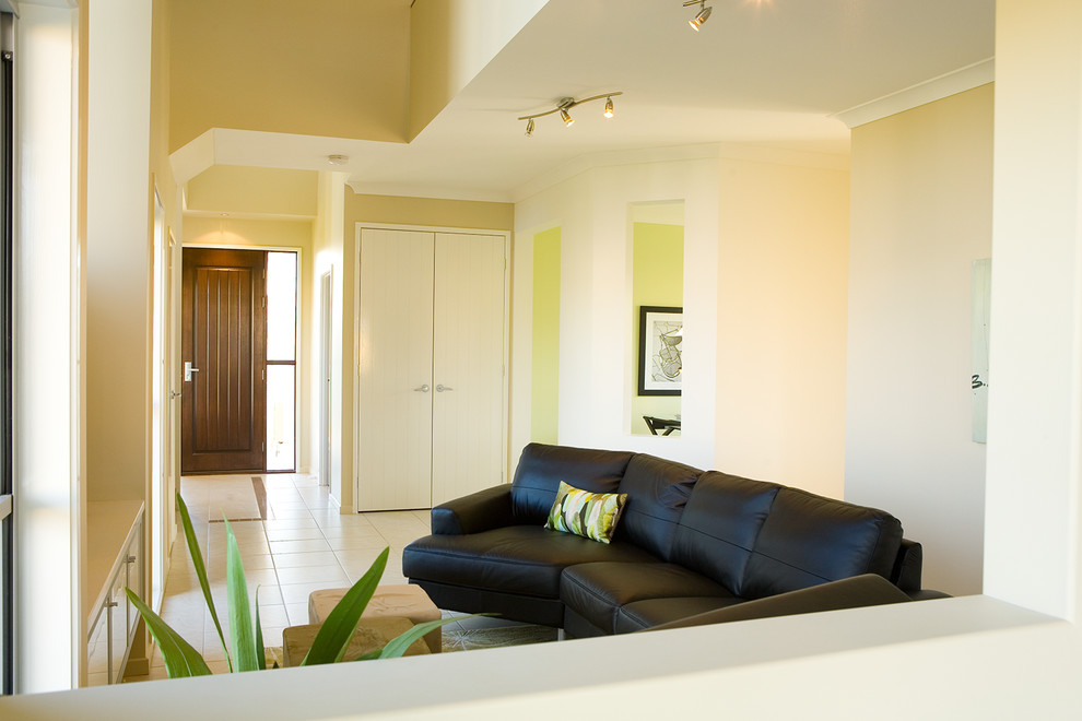 Immagine di un piccolo soggiorno design aperto con sala formale, pareti beige, pavimento in gres porcellanato e parete attrezzata