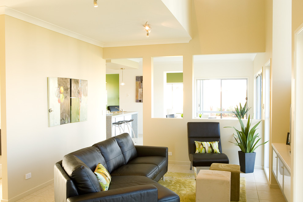 Inspiration pour un petit salon design ouvert avec une salle de réception, un mur beige, un sol en carrelage de porcelaine et un téléviseur encastré.