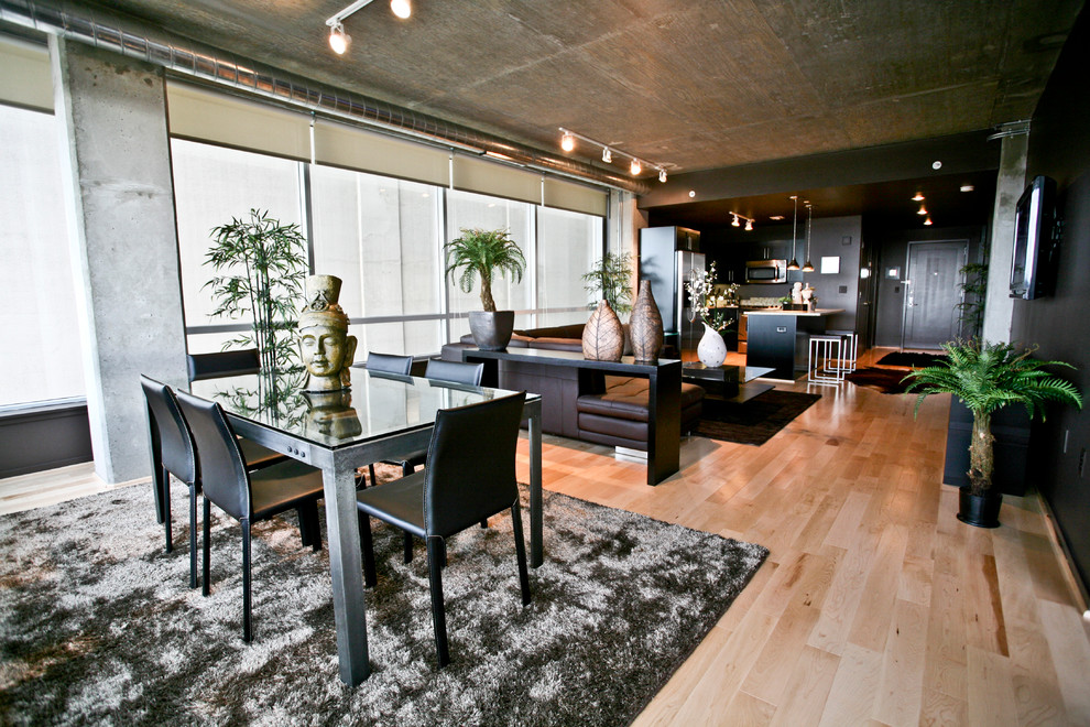 Свежая идея для дизайна: гостиная комната в современном стиле с черными стенами и паркетным полом среднего тона - отличное фото интерьера