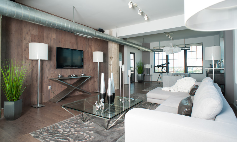 Mittelgroßes, Offenes Modernes Wohnzimmer mit braunem Holzboden, TV-Wand, beigem Boden und freigelegten Dachbalken in Baltimore