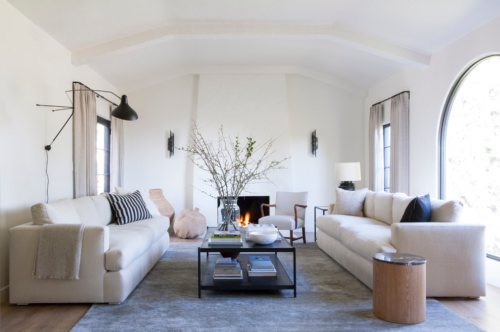 Design ideas for a classic living room in Los Angeles with feature lighting.