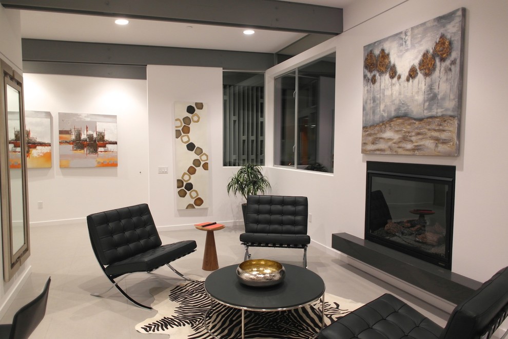 Cette image montre un salon minimaliste de taille moyenne et ouvert avec un mur blanc, un sol en carrelage de céramique, une cheminée standard et un manteau de cheminée en métal.