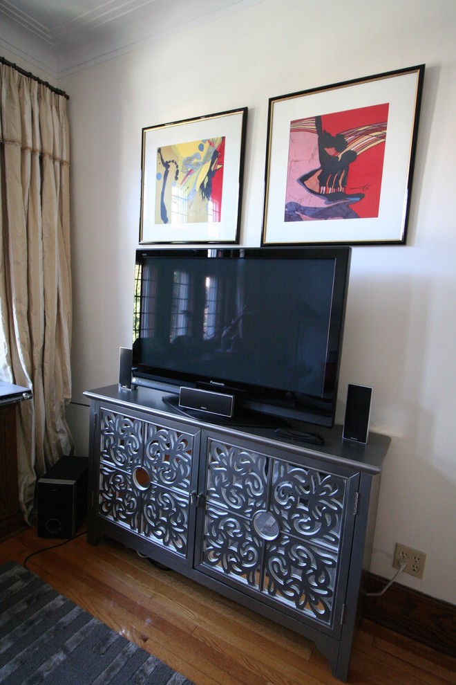 Mittelgroßes, Abgetrenntes Eklektisches Wohnzimmer mit beiger Wandfarbe, braunem Holzboden, Eckkamin und freistehendem TV in Montreal