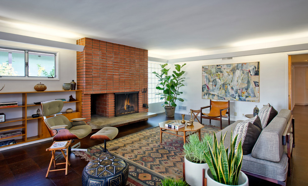 Idee per un soggiorno moderno con pareti bianche, camino classico e cornice del camino in mattoni