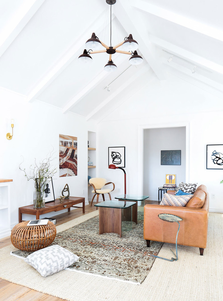 Großes, Fernseherloses, Offenes Country Wohnzimmer ohne Kamin mit weißer Wandfarbe und hellem Holzboden in Los Angeles