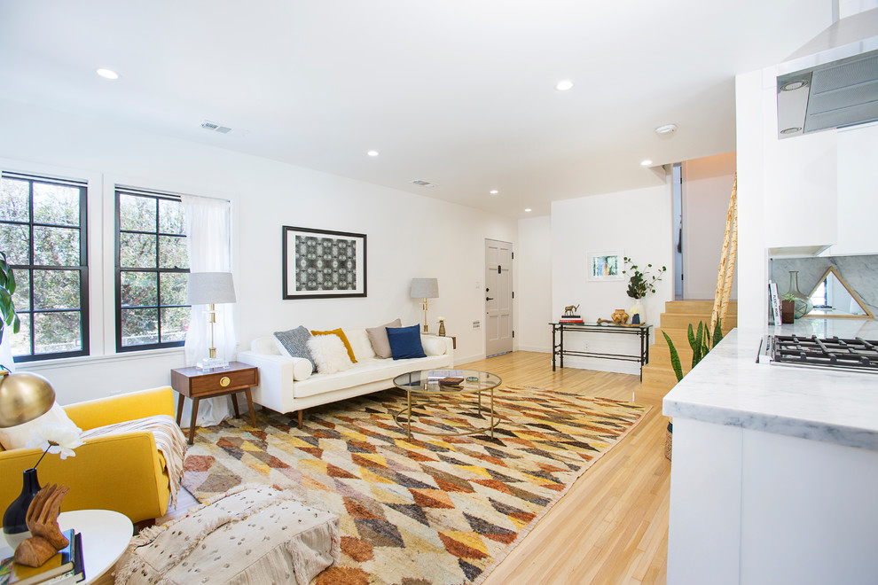 Imagen de salón para visitas abierto contemporáneo grande sin televisor con paredes blancas, suelo de madera clara y suelo beige