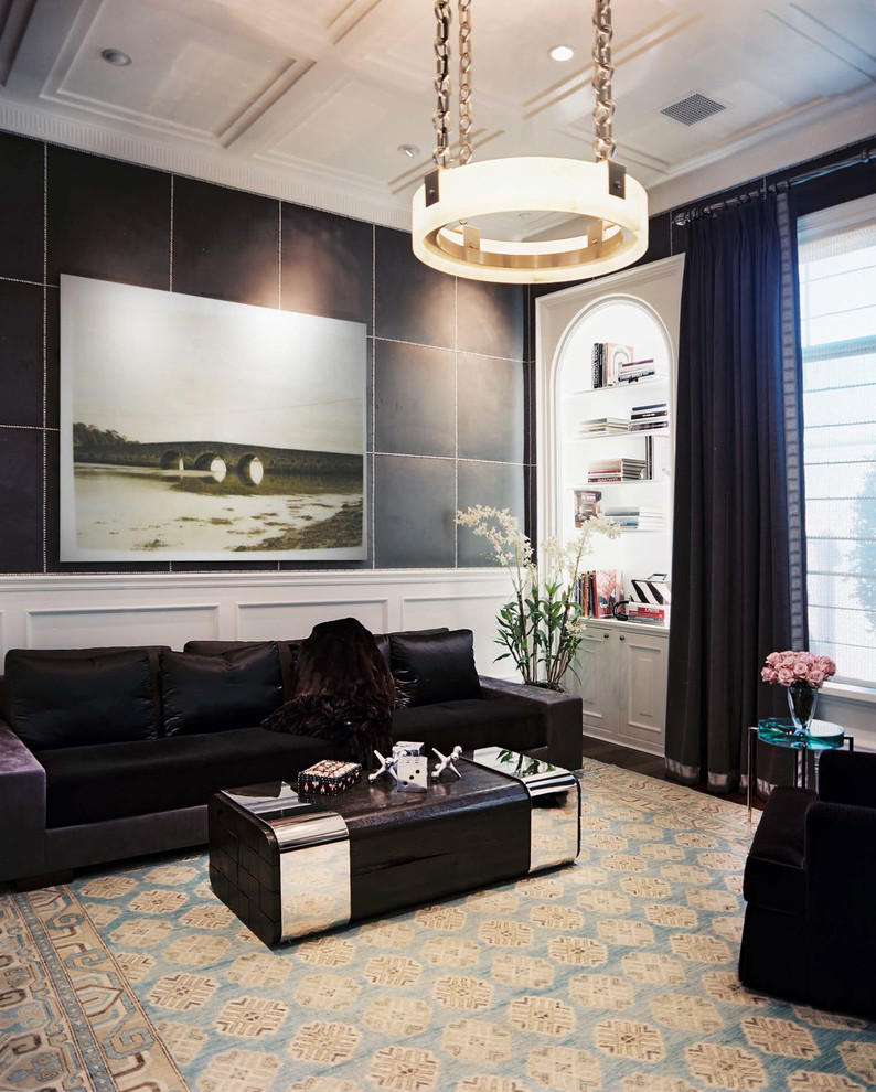 Cette image montre un grand salon design avec un mur gris et parquet foncé.