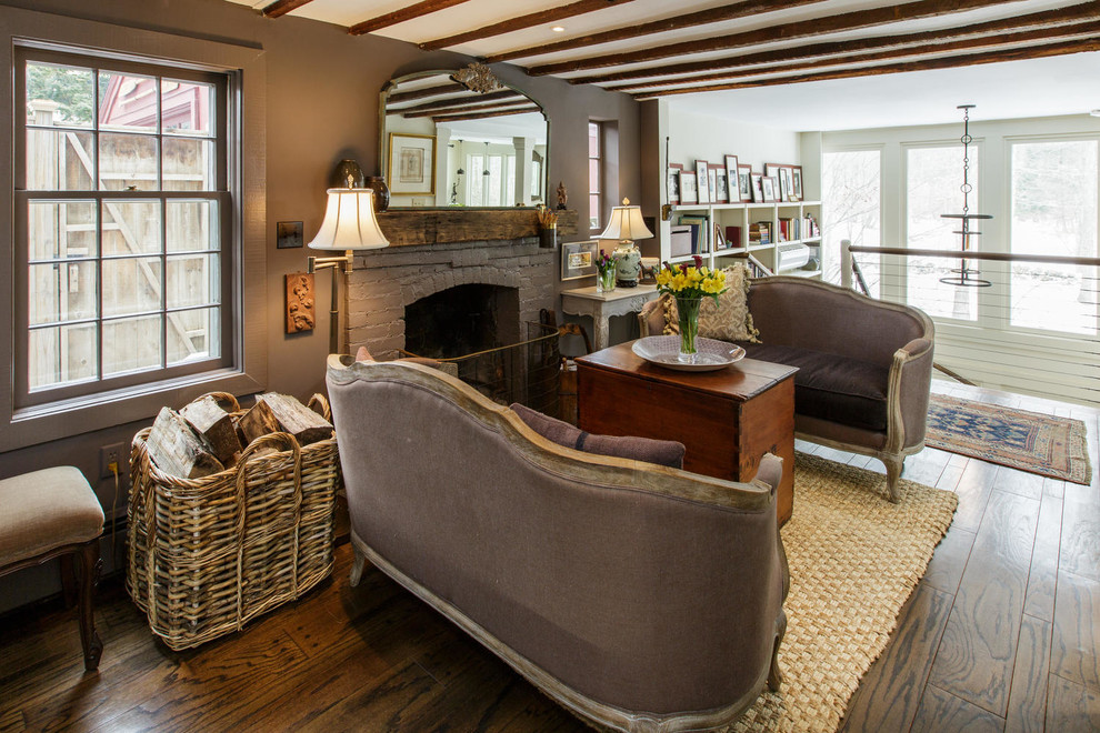 Ejemplo de salón abierto de estilo de casa de campo pequeño sin televisor con paredes marrones y suelo de madera en tonos medios