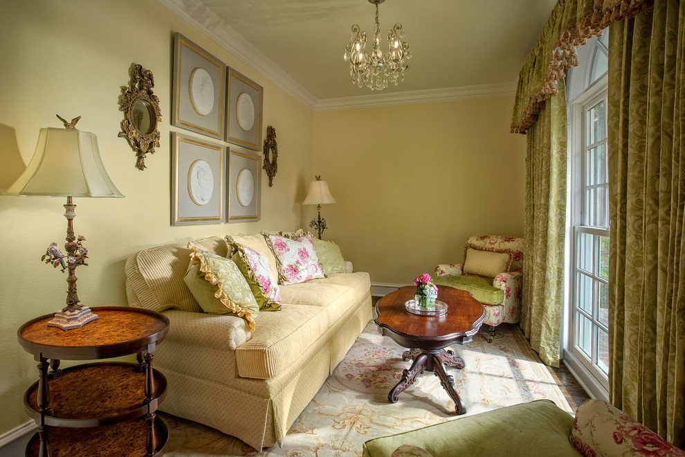 Пример оригинального дизайна: парадная гостиная комната в классическом стиле с желтыми стенами, паркетным полом среднего тона и коричневым полом