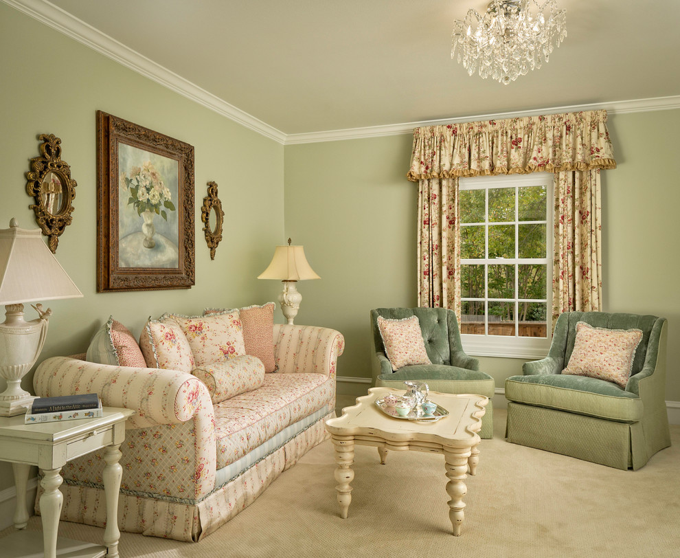 Klassisches Wohnzimmer mit grüner Wandfarbe, Teppichboden und weißem Boden in Dallas