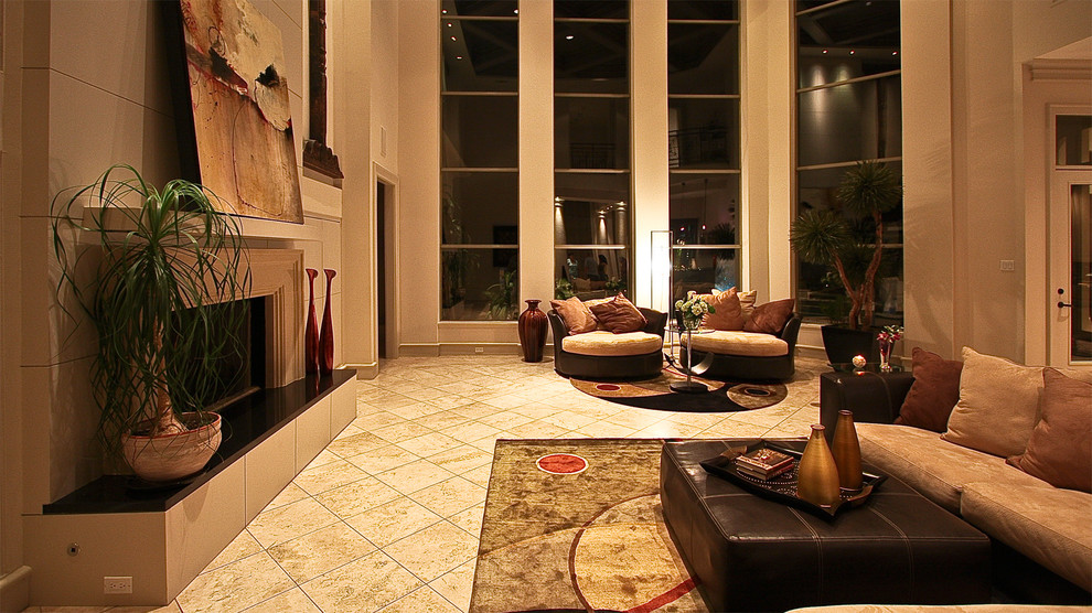 Foto di un grande soggiorno moderno aperto con sala formale, pareti beige, pavimento con piastrelle in ceramica, camino classico, cornice del camino in pietra e nessuna TV