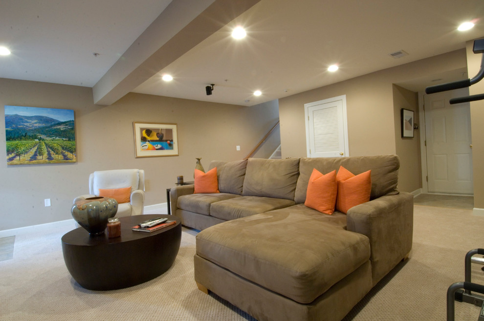 На фото: большая изолированная гостиная комната в современном стиле с бежевыми стенами и ковровым покрытием