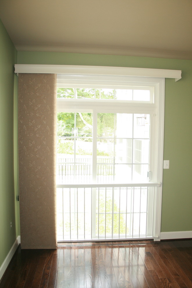 Источник вдохновения для домашнего уюта: гостиная комната в современном стиле с зелеными стенами и паркетным полом среднего тона