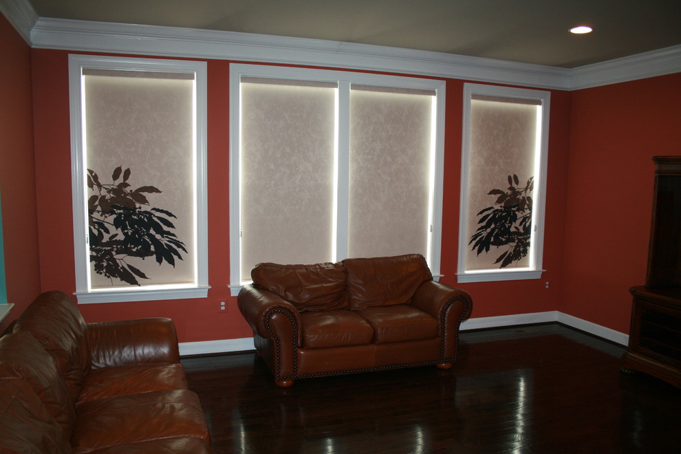 Пример оригинального дизайна: гостиная комната среднего размера в стиле неоклассика (современная классика) с серыми стенами и паркетным полом среднего тона