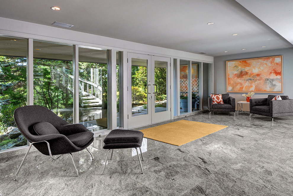Ejemplo de salón para visitas abierto contemporáneo grande con paredes grises, suelo de mármol y suelo gris