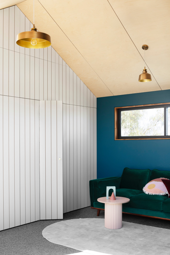 Esempio di un soggiorno nordico con pareti blu, moquette, pavimento grigio, soffitto in perlinato e pannellatura