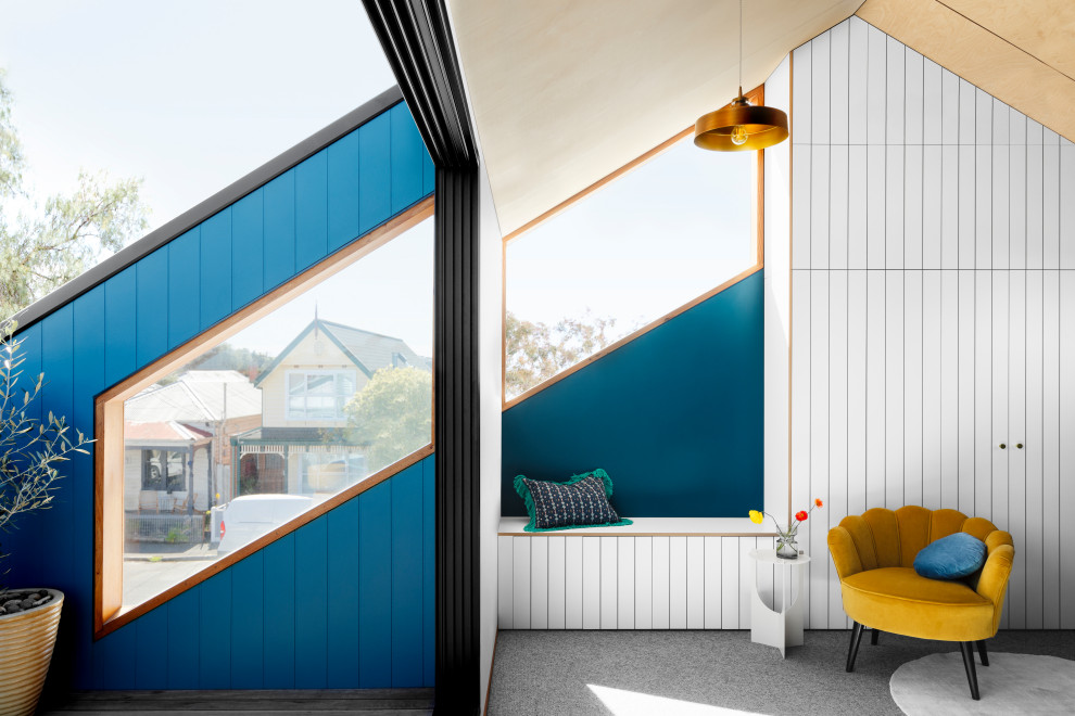 Inspiration pour un salon nordique avec un mur bleu, moquette, un sol gris, un plafond en lambris de bois et du lambris.