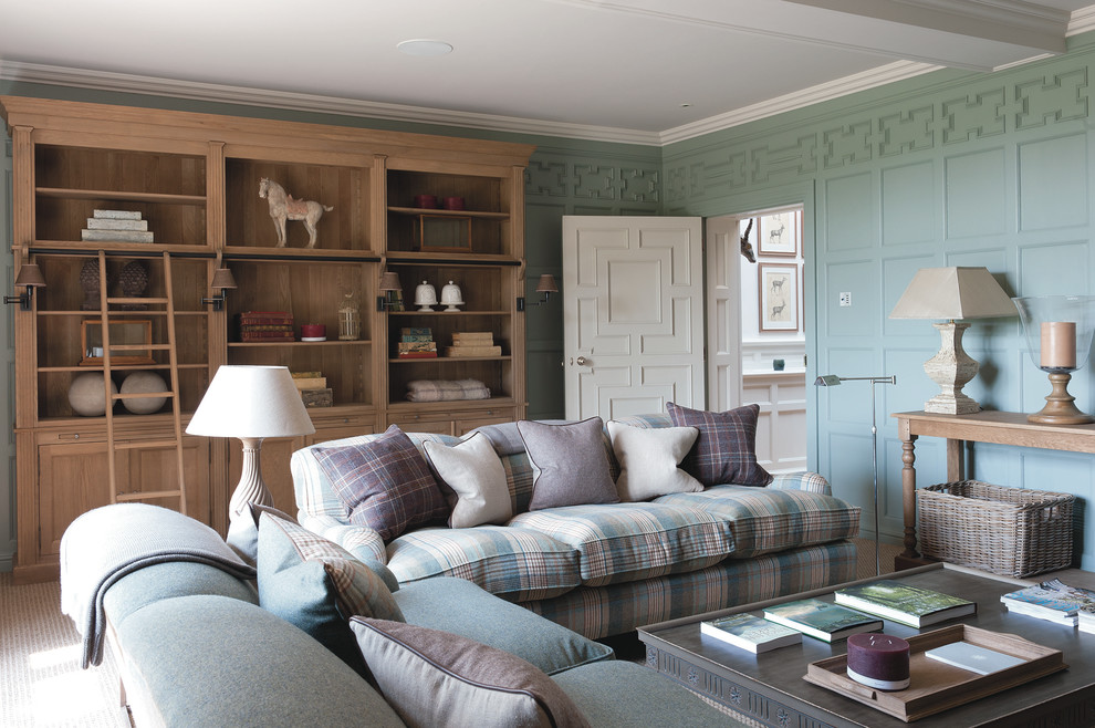 Großes, Abgetrenntes Country Wohnzimmer ohne Kamin mit blauer Wandfarbe und Teppichboden in Gloucestershire