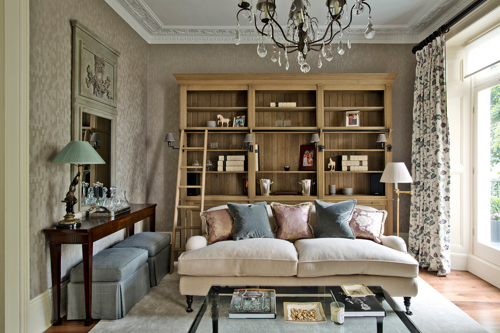 Esempio di un soggiorno classico di medie dimensioni e chiuso con sala formale e pavimento in legno massello medio