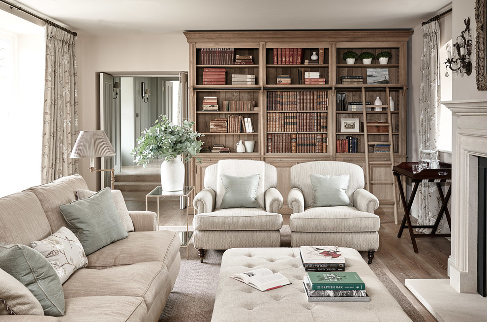 Modelo de biblioteca en casa cerrada campestre con paredes beige, suelo de madera clara, todas las chimeneas y cortinas