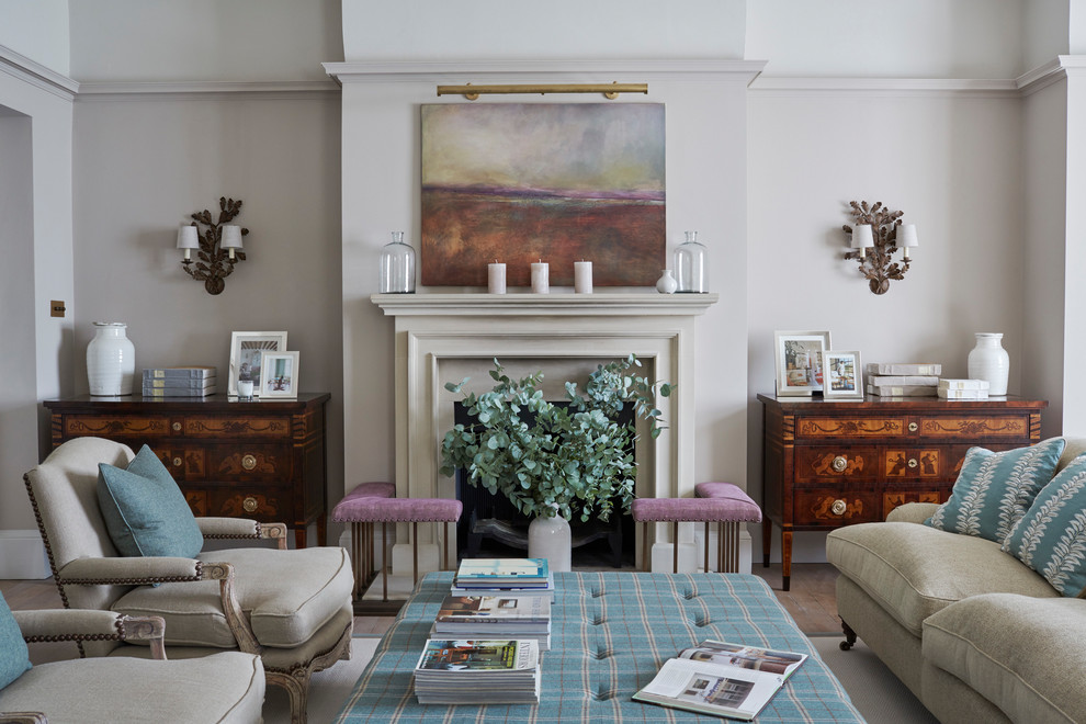 Источник вдохновения для домашнего уюта: парадная гостиная комната в классическом стиле с серыми стенами и стандартным камином