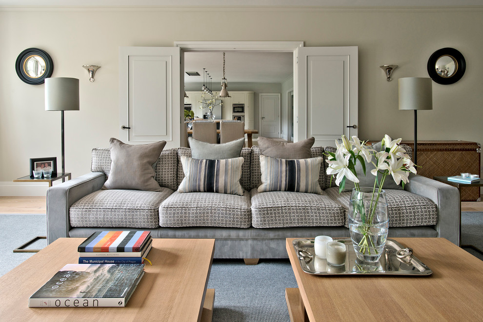 Idee per un grande soggiorno contemporaneo con pareti beige e parquet chiaro