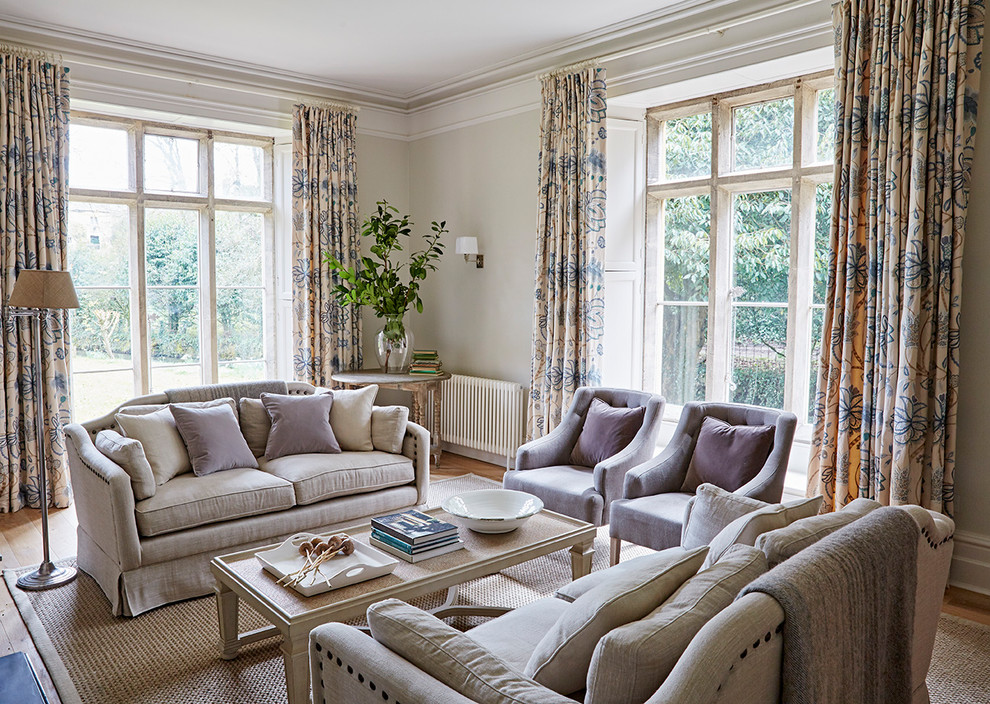 Repräsentatives Klassisches Wohnzimmer mit grauer Wandfarbe, braunem Holzboden und braunem Boden in Gloucestershire