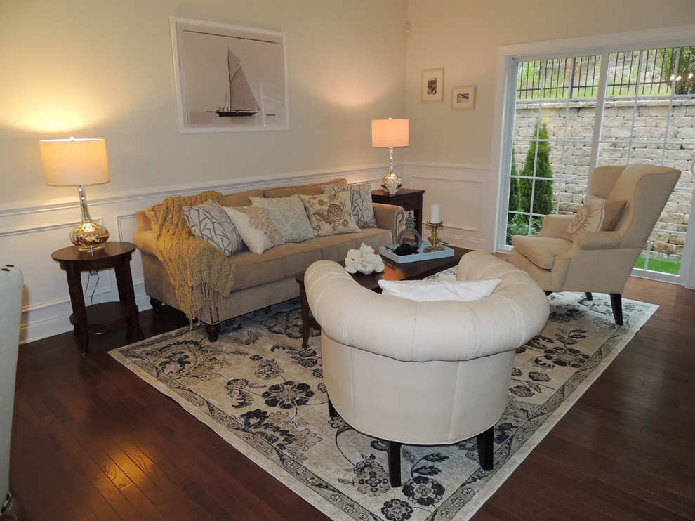 Foto de salón para visitas abierto costero de tamaño medio sin chimenea y televisor con paredes beige, suelo vinílico y suelo marrón