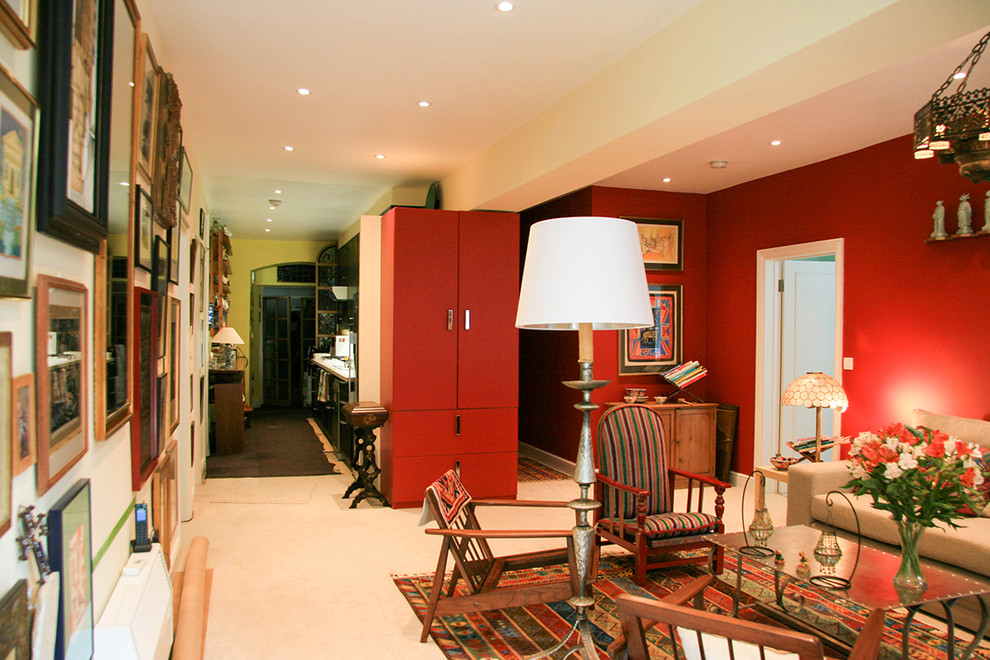 Aménagement d'un salon classique de taille moyenne et ouvert avec un mur rouge, moquette et aucune cheminée.