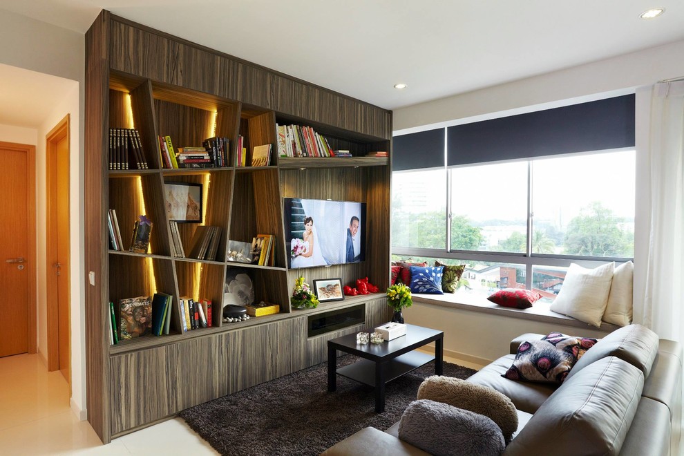 Immagine di un piccolo soggiorno contemporaneo aperto con sala formale, pareti bianche, pavimento in gres porcellanato e TV a parete