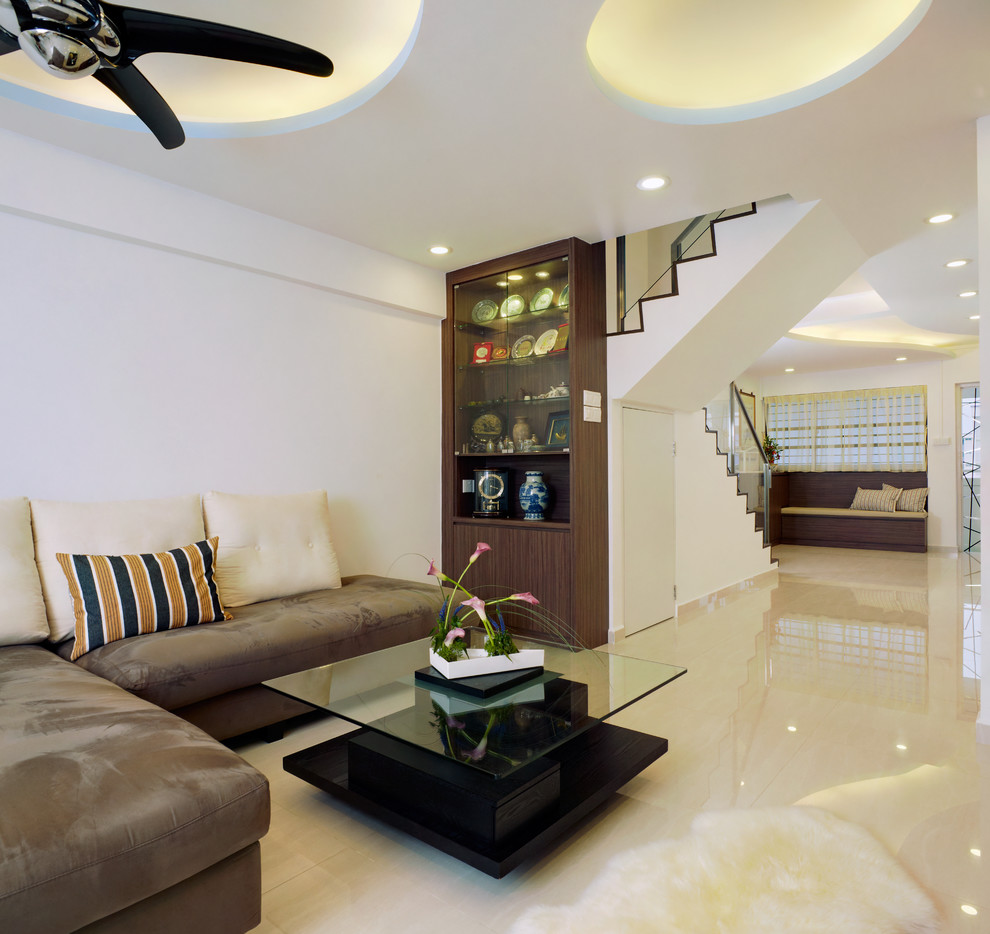 Kleines, Repräsentatives, Offenes Asiatisches Wohnzimmer mit weißer Wandfarbe, Porzellan-Bodenfliesen und freistehendem TV in Singapur