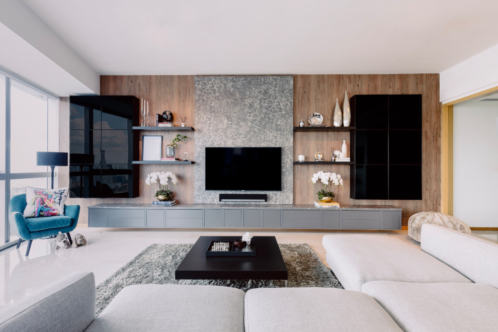 Immagine di un grande soggiorno design aperto con pareti marroni, pavimento in gres porcellanato, TV a parete, pavimento beige e pareti in legno