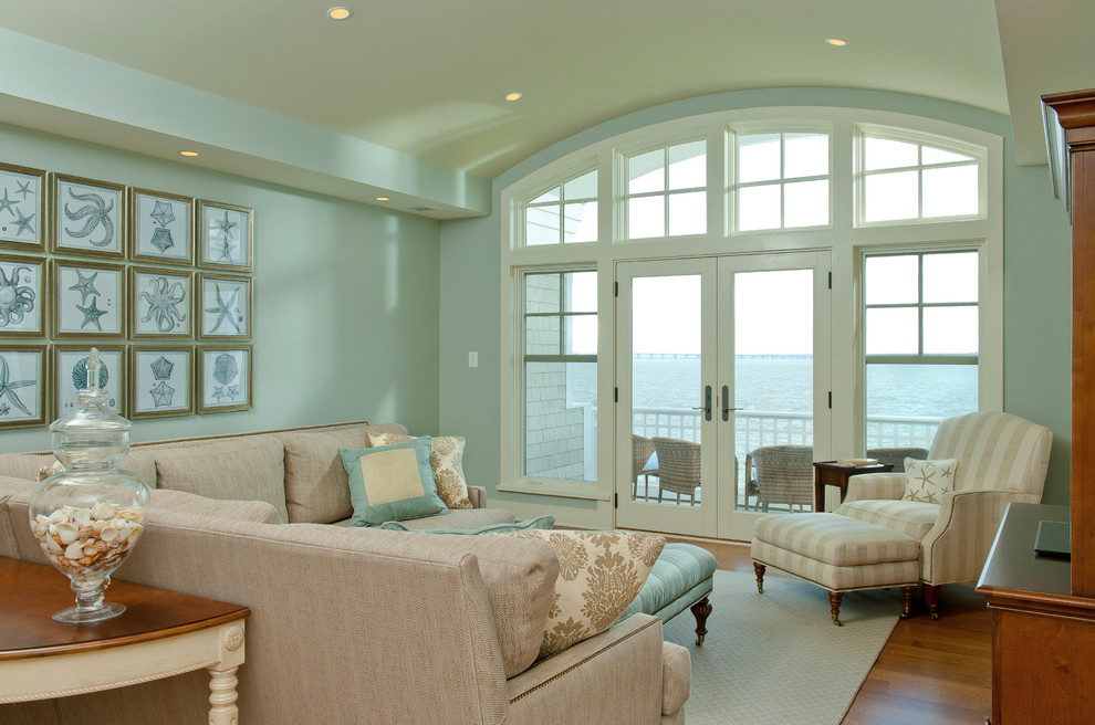 На фото: парадная, изолированная гостиная комната в морском стиле с синими стенами и паркетным полом среднего тона