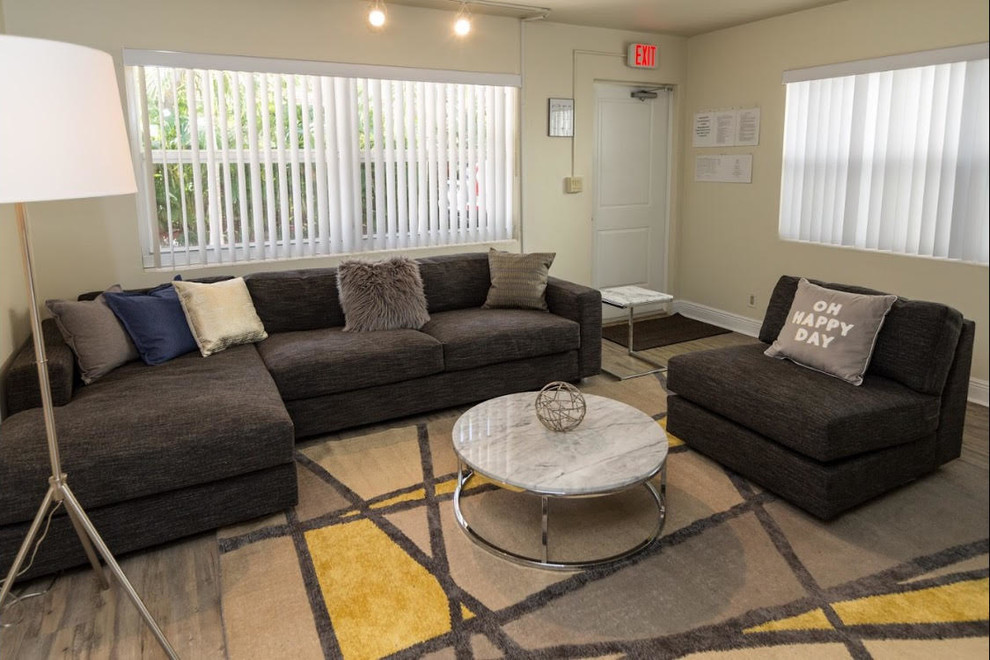 Immagine di un soggiorno tradizionale di medie dimensioni e chiuso con pareti beige e pavimento con piastrelle in ceramica