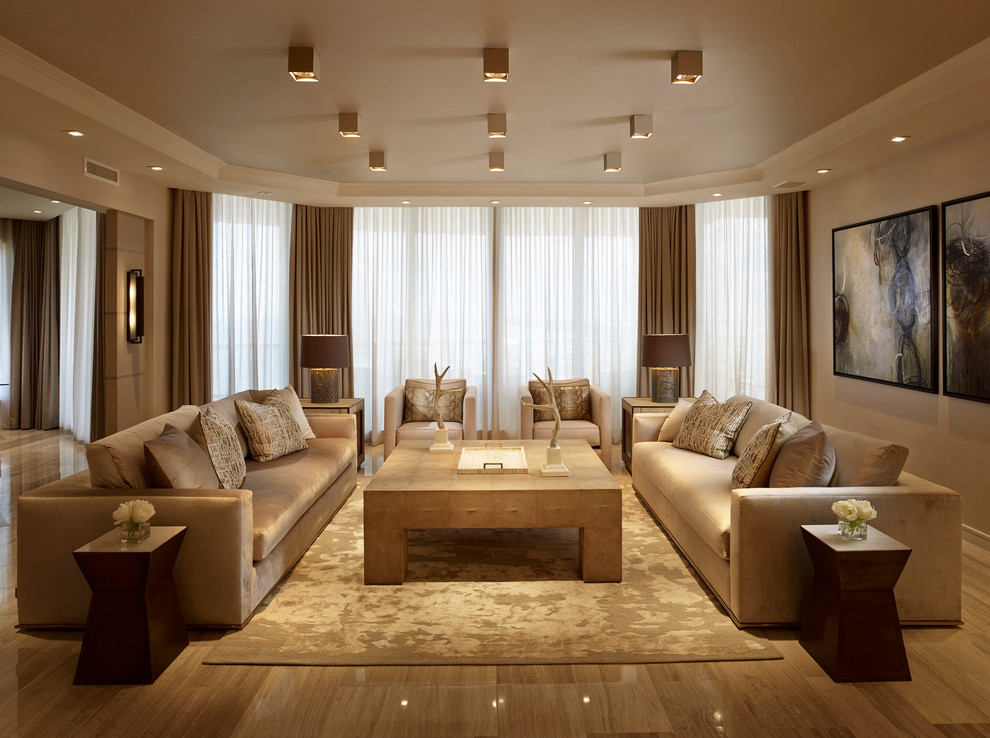 Großes, Offenes Klassisches Wohnzimmer mit brauner Wandfarbe und Marmorboden in Miami