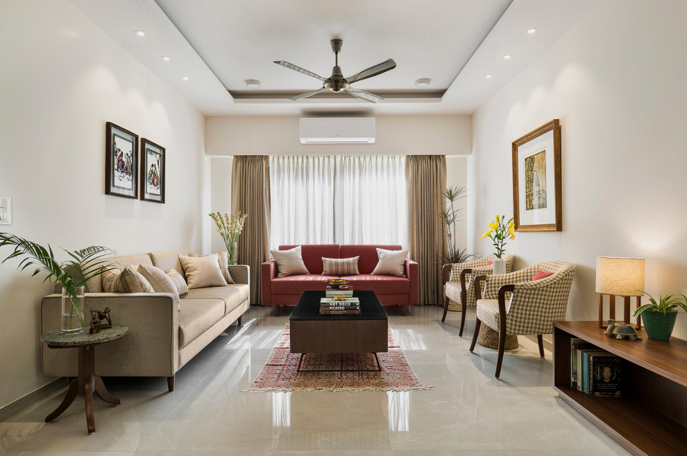 Modernes Wohnzimmer mit weißer Wandfarbe, beigem Boden und eingelassener Decke in Delhi