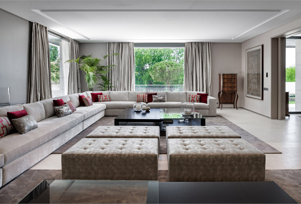 Пример оригинального дизайна: огромная гостиная комната в современном стиле с серыми стенами