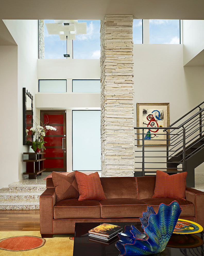 Immagine di un soggiorno design aperto con pareti bianche e pavimento in legno massello medio