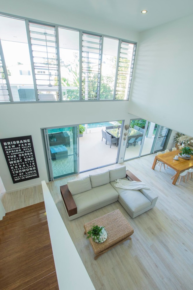 Foto di un soggiorno contemporaneo di medie dimensioni e aperto con pareti bianche, pavimento in gres porcellanato e TV a parete