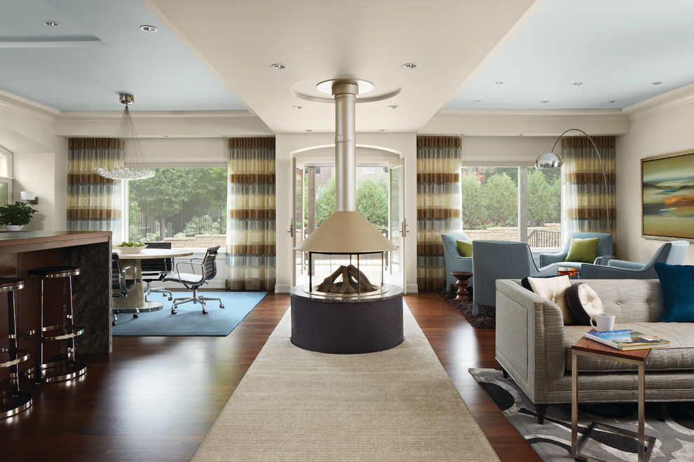 Esempio di un soggiorno minimal aperto e di medie dimensioni con sala formale, pareti beige, pavimento in legno massello medio, stufa a legna e pavimento marrone