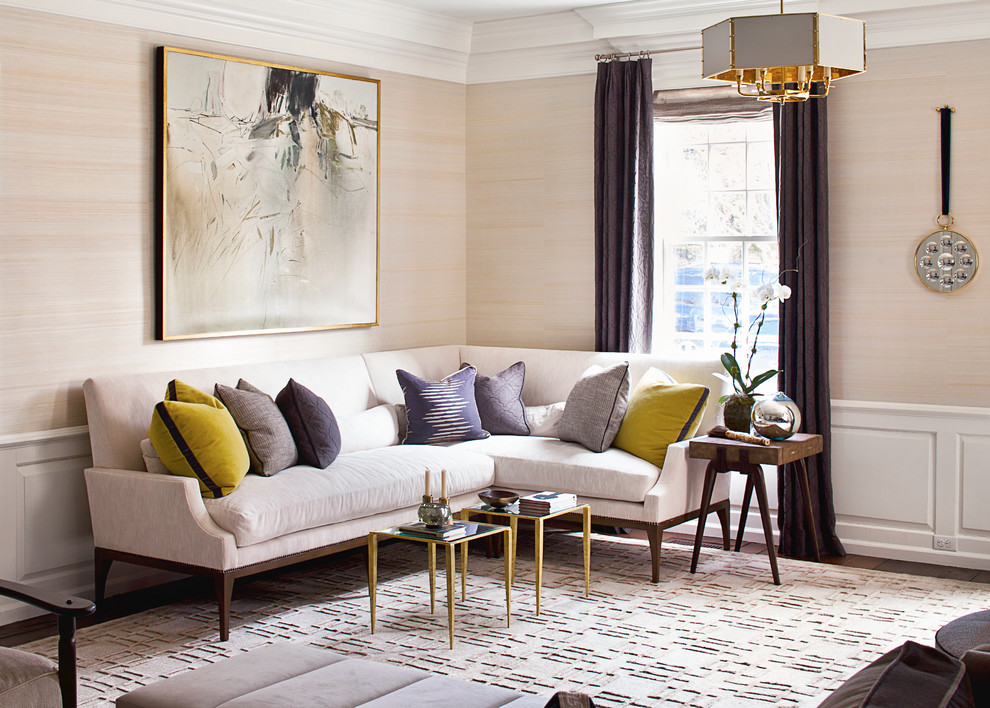 Esempio di un soggiorno tradizionale con sala formale, pareti beige e parquet scuro