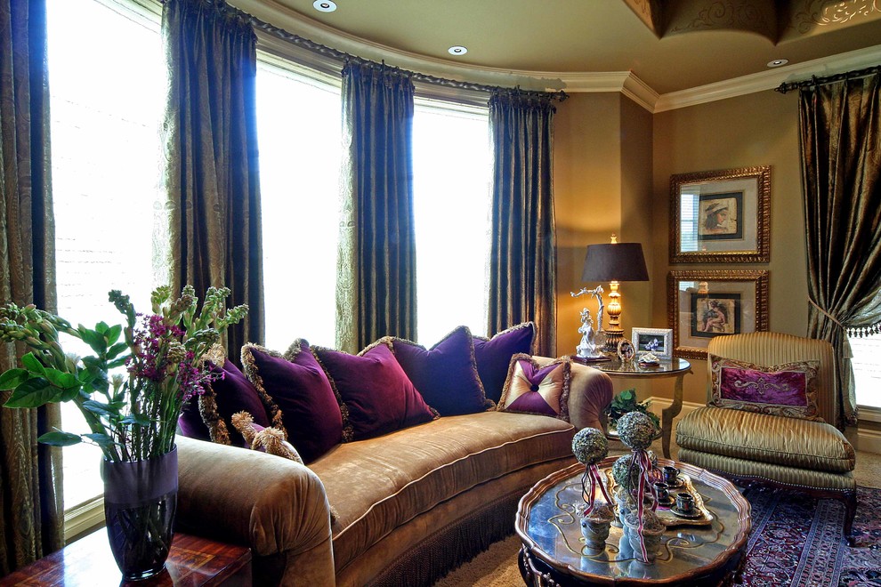 Foto di un soggiorno mediterraneo di medie dimensioni e chiuso con sala formale, pareti marroni, moquette e pavimento beige