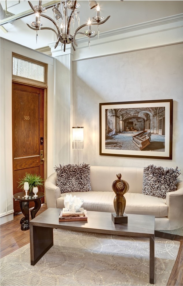 На фото: гостиная комната в стиле фьюжн с белыми стенами
