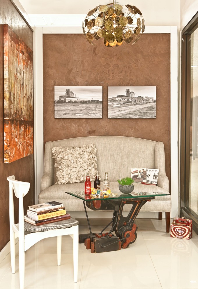Идея дизайна: маленькая гостиная комната в стиле лофт с коричневыми стенами для на участке и в саду